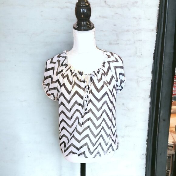 No Boundaries Black & White Diagonal Striped Blouson Short Sleeve Blouse Evening - Picture 1 of 5